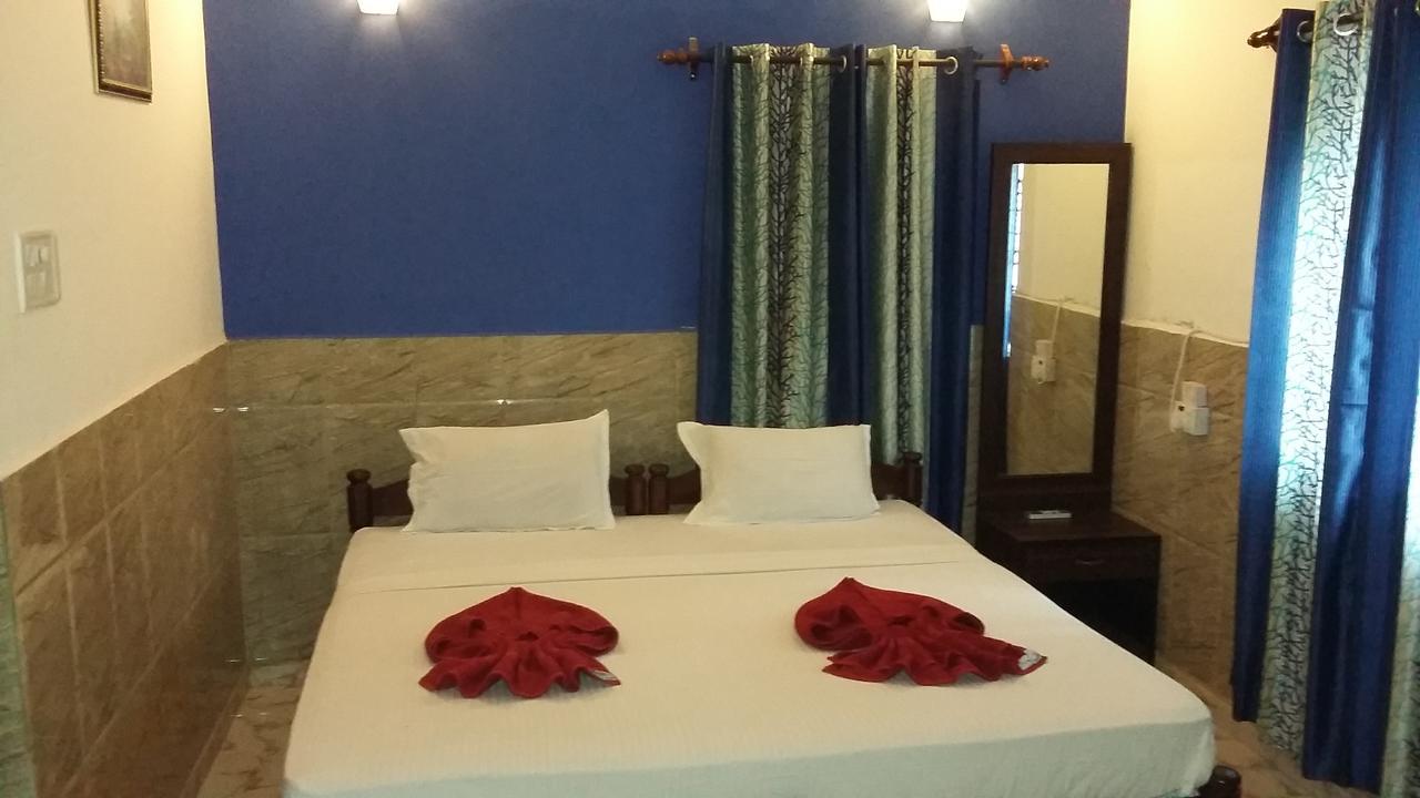 Oceans 7 Inn Калангут Экстерьер фото
